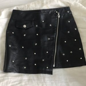 Leather skirt with zipper detailing